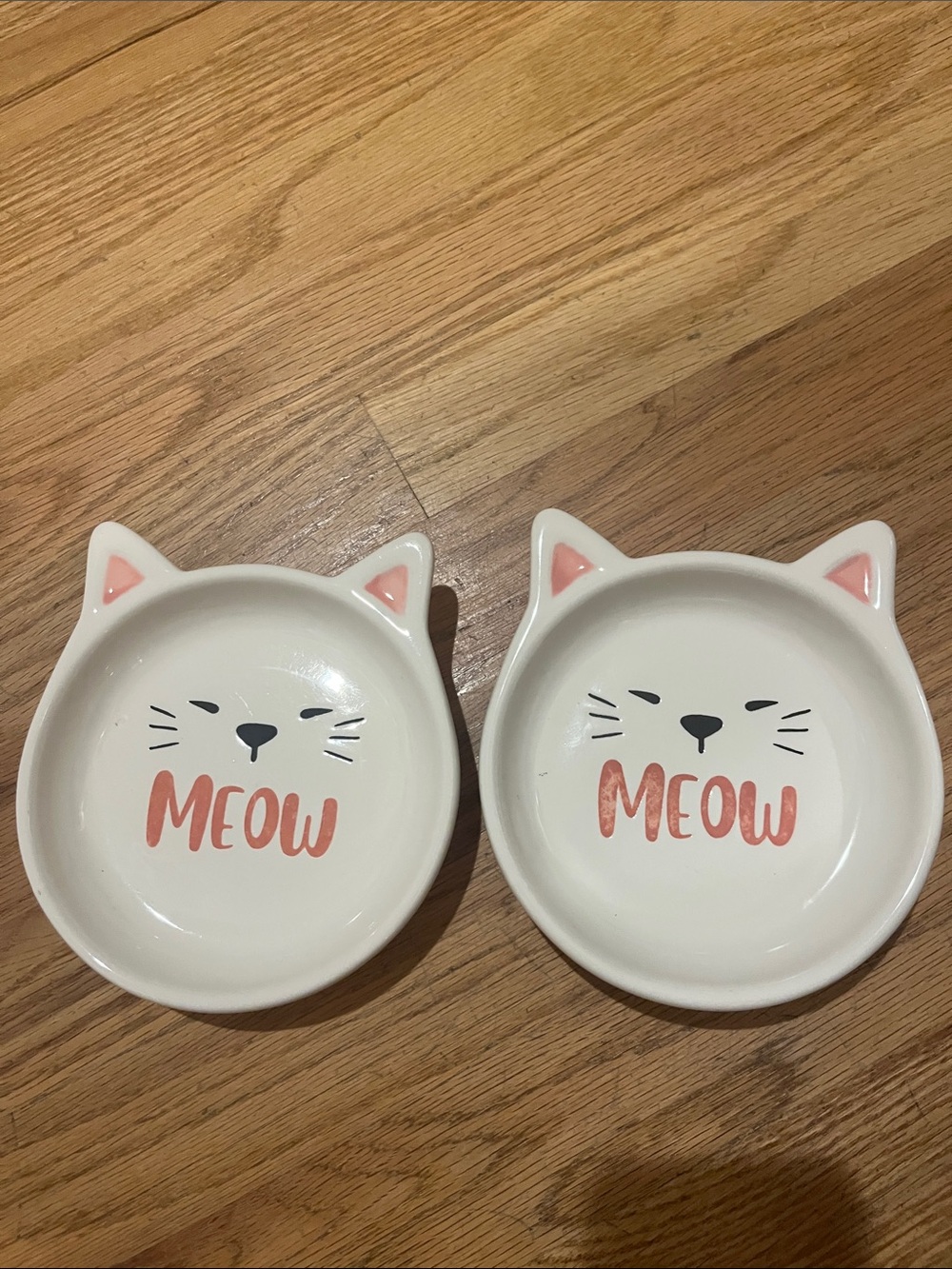 White Cat-Shaped Ceramic Pet Bowls with Pink 'Meow' Accent